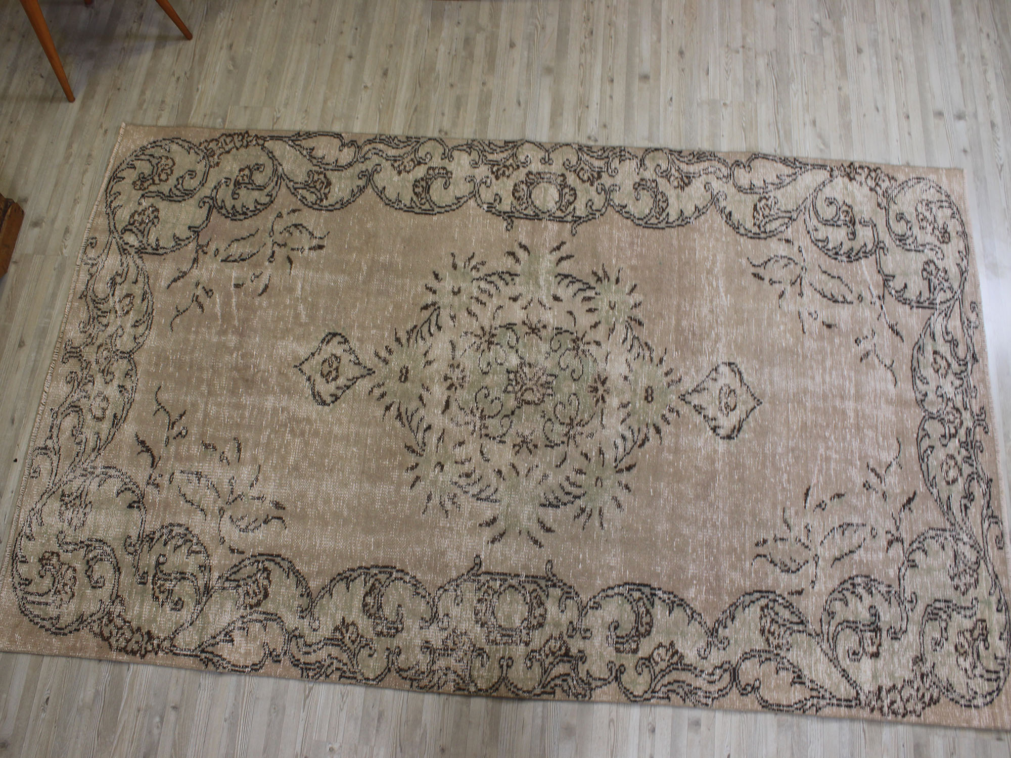 Vintage Wool Rug — detail view 2, handmade vintage rug