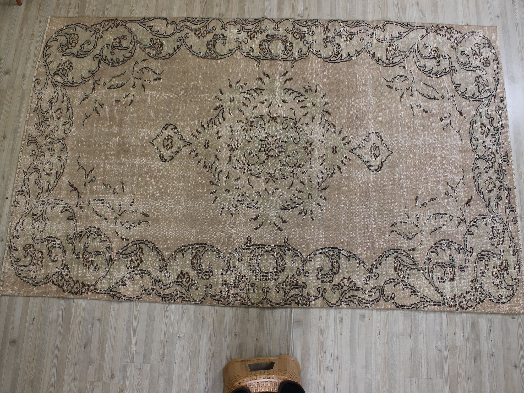 Vintage Wool Rug — detail view 3, handmade vintage rug
