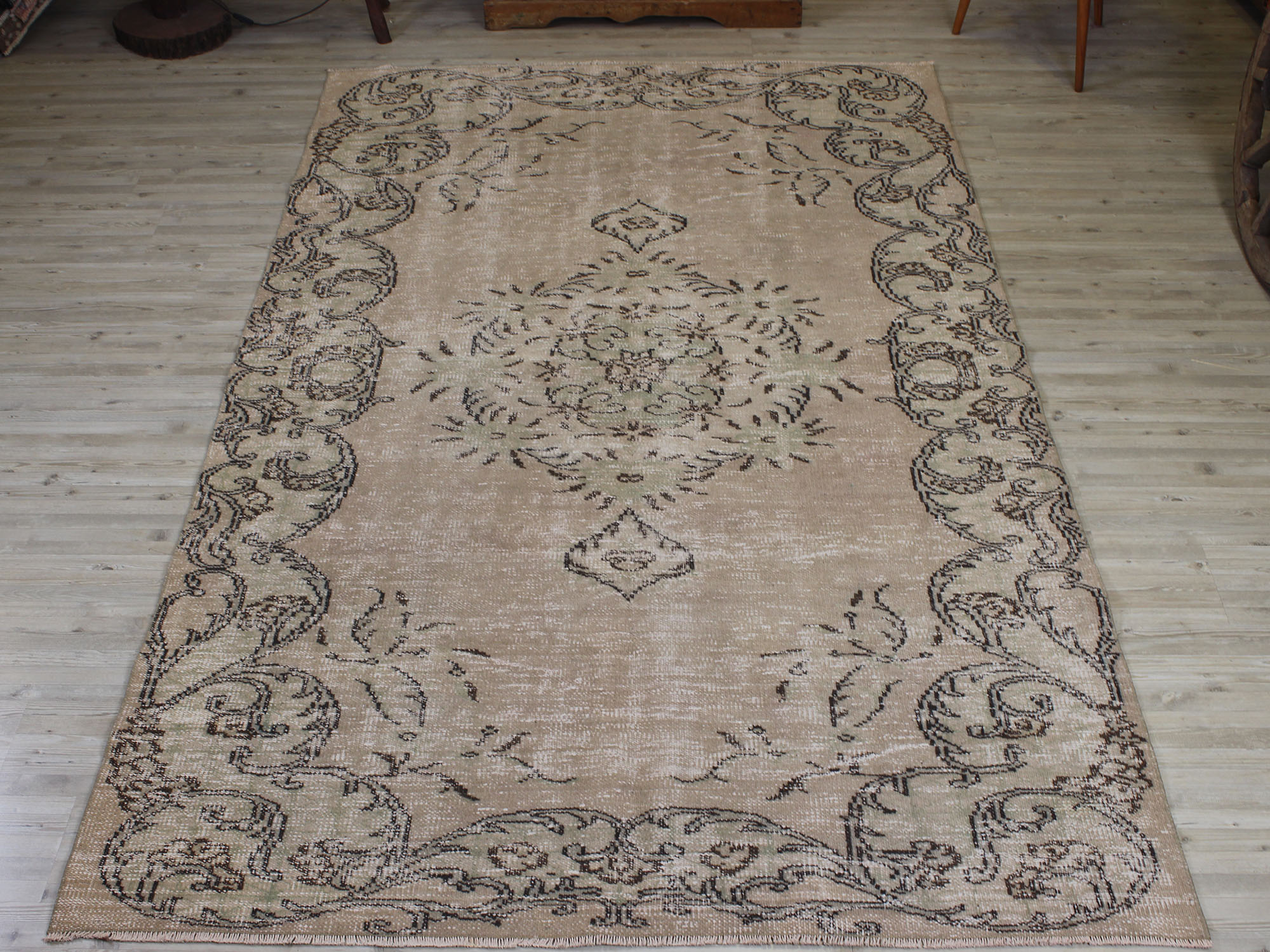 Vintage Wool Rug — detail view 4, handmade vintage rug