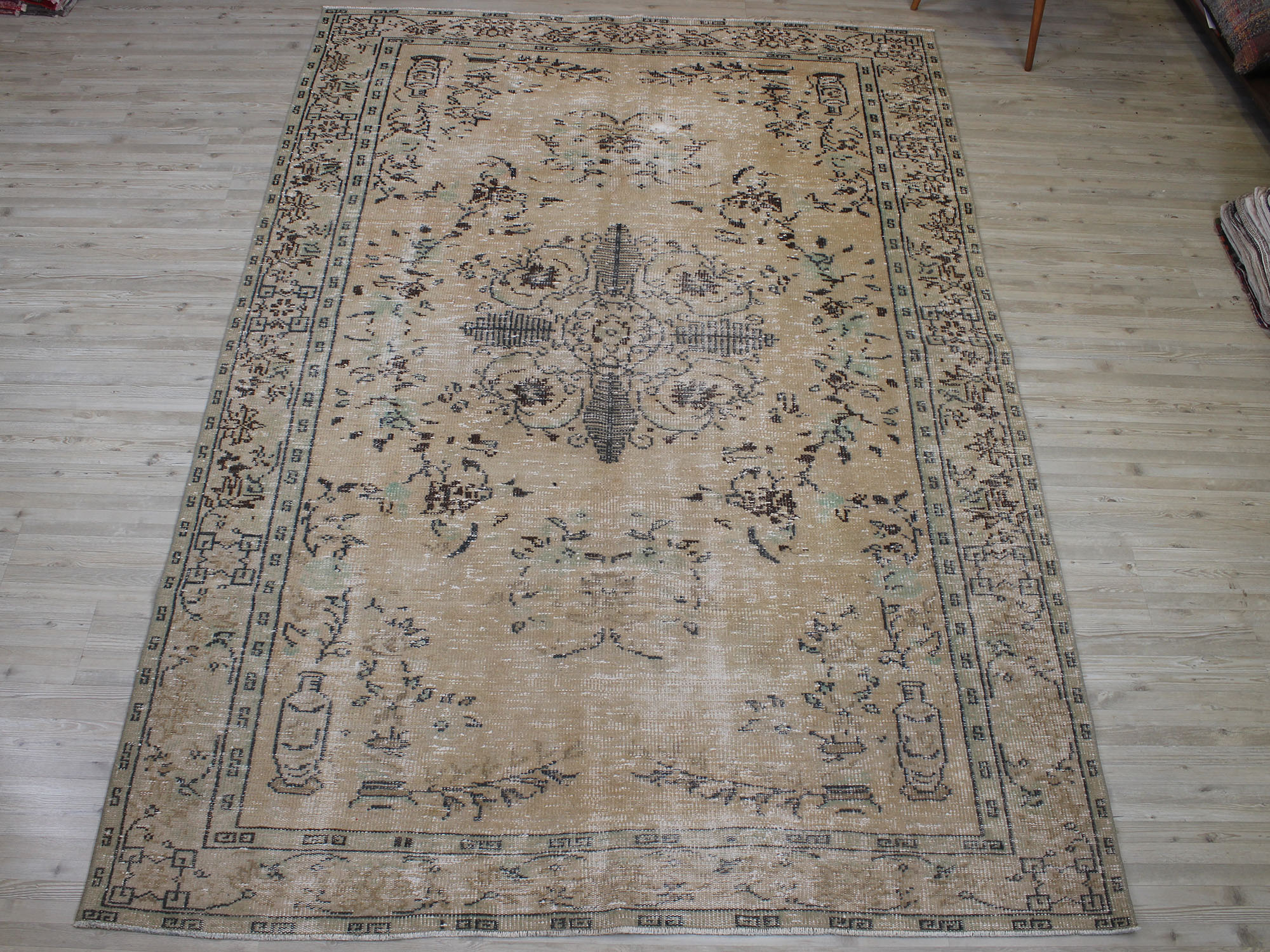 Vintage Hand-Woven Wool Rug — detail view 2, handmade vintage rug