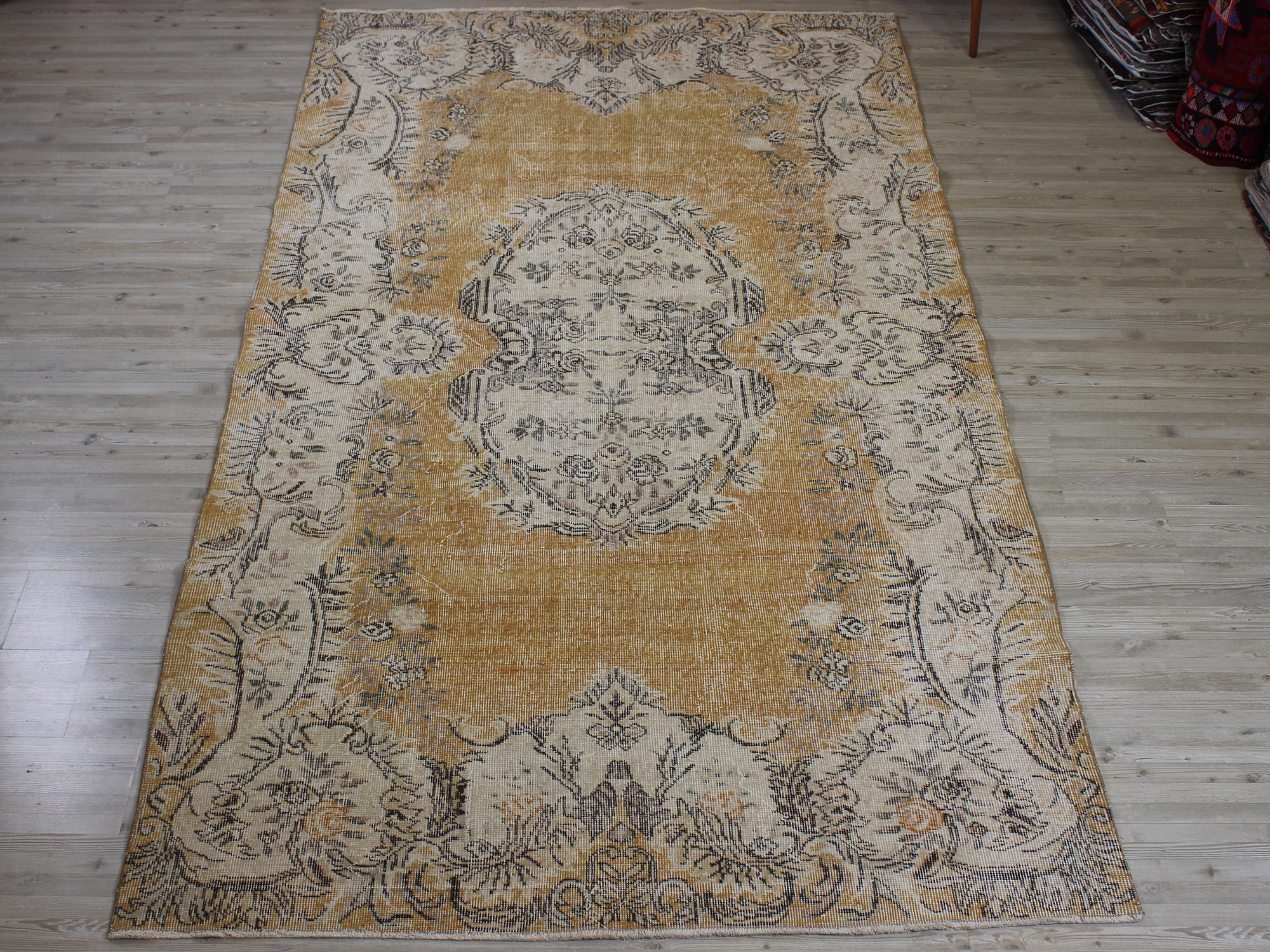 Vintage-Style Wool Rug — detail view 3, handmade vintage rug