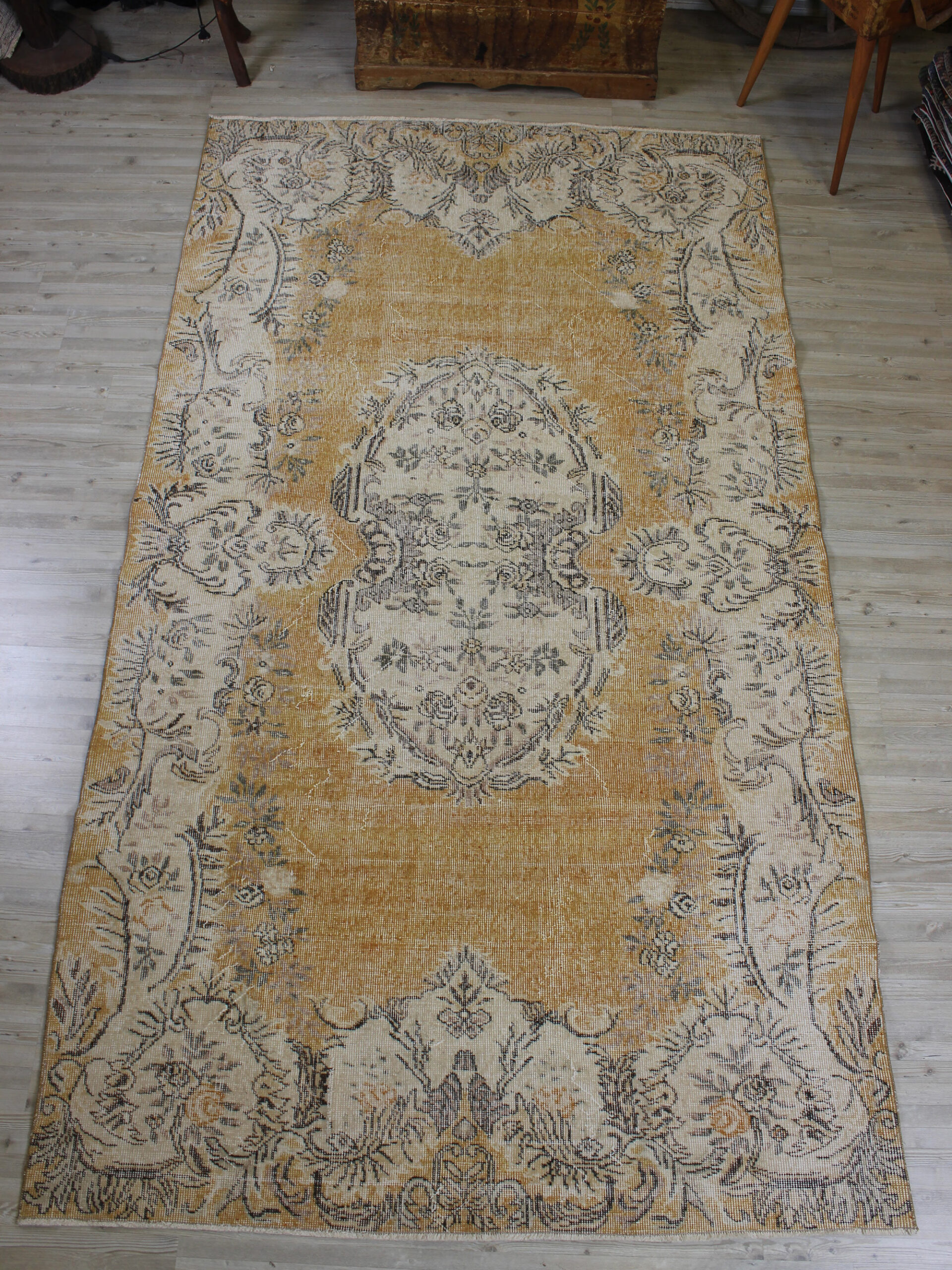 Vintage-Style Wool Rug — detail view 5, handmade vintage rug